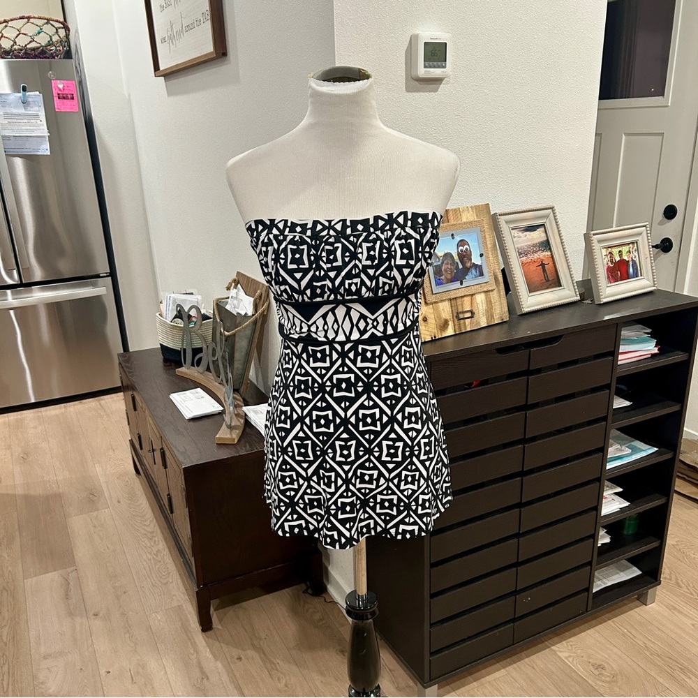 White House Black Market Strapless Black & White Geometric Top